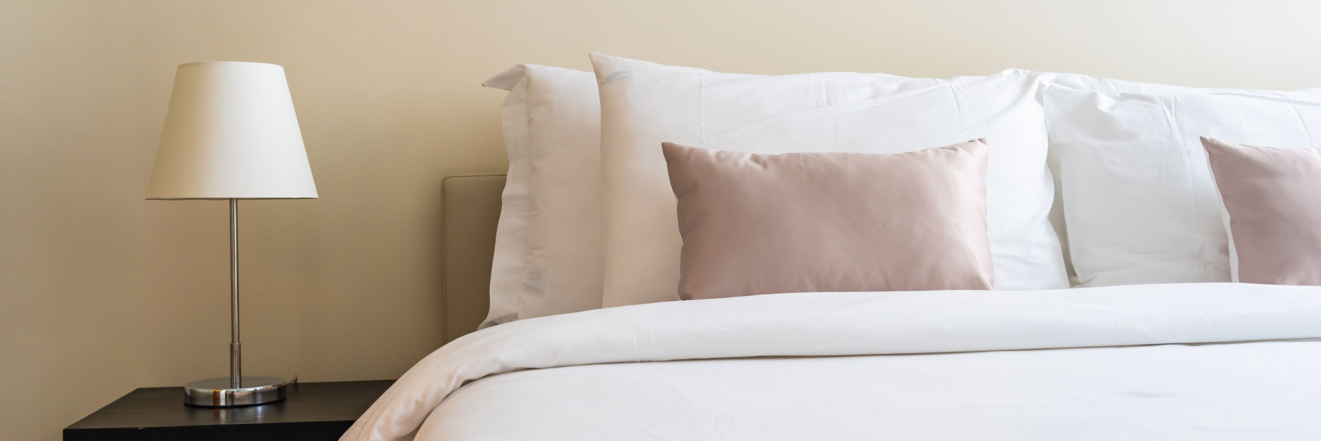 Uzglavlje kreveta sa 2 jastuka